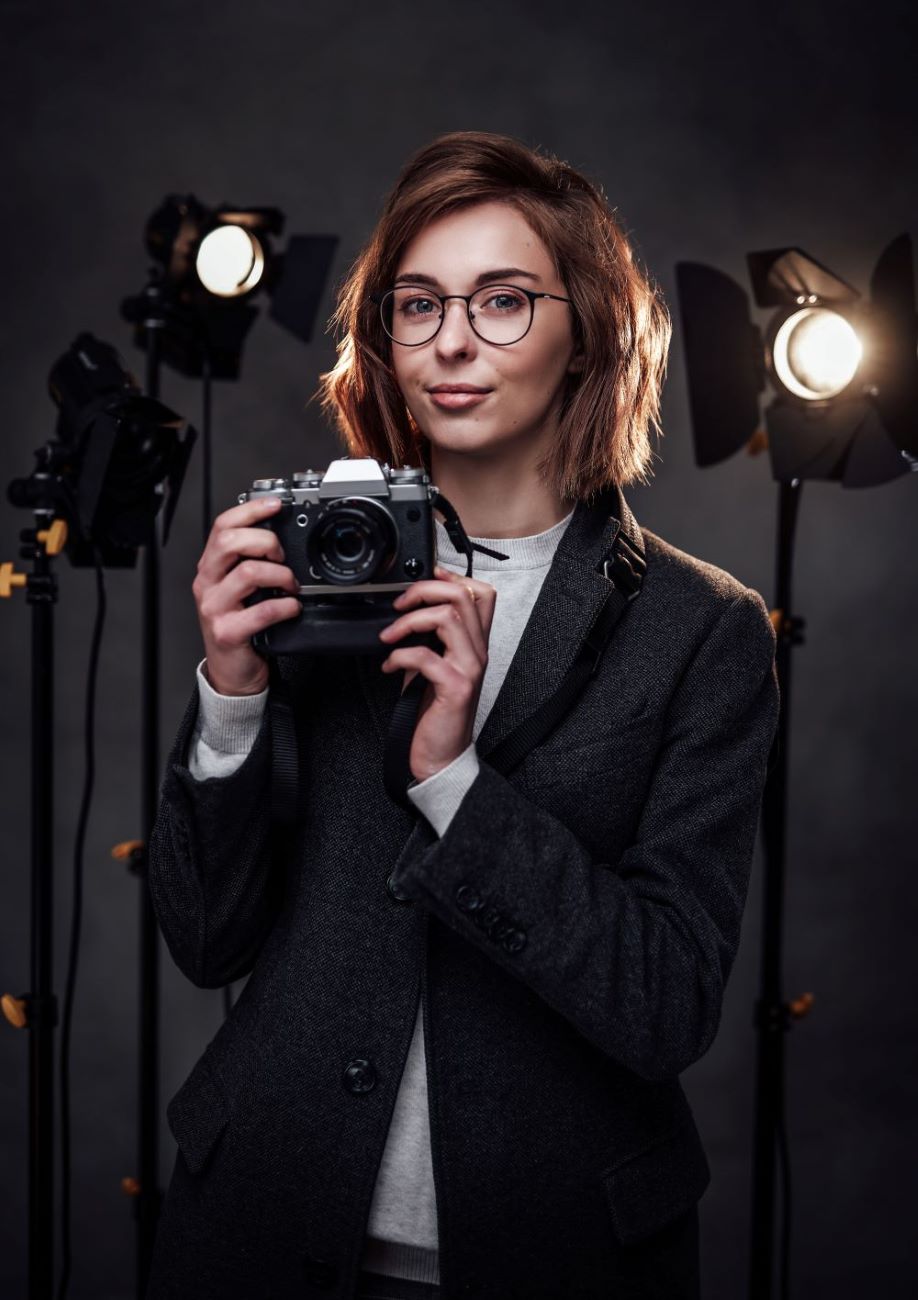 beautiful-redhead-female-photographer-holds-a-digi-2023-11-27-04-51-54-utc-1.jpg