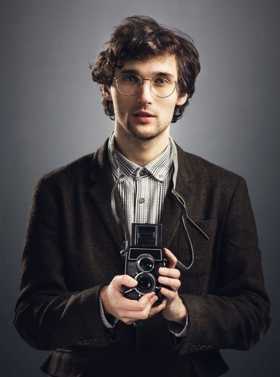 man-in-vintage-suit-with-retro-camera-2023-11-27-05-33-22-utc-1.jpg
